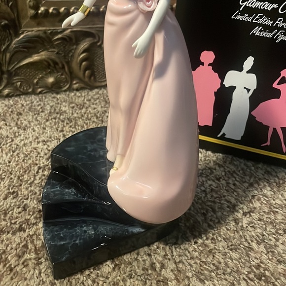 Barbie Porcelain musical figurine - Enchanted Evening 1960 Limited Edition  1993 - Picture 4 of 17
